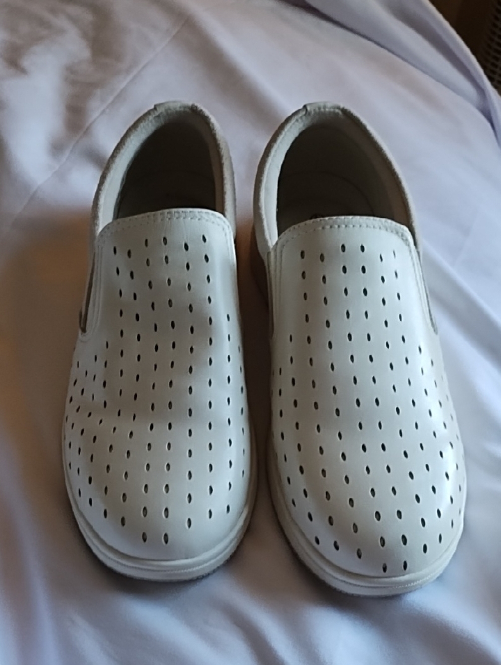Earth Nel laser, cut round toe, casual slip on sneakers